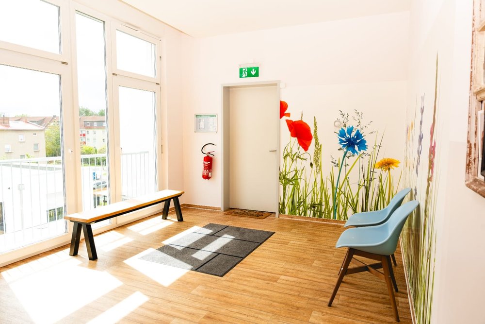 Flur mit Wandgestaltung im Wiesenmotiv und Sitzbank