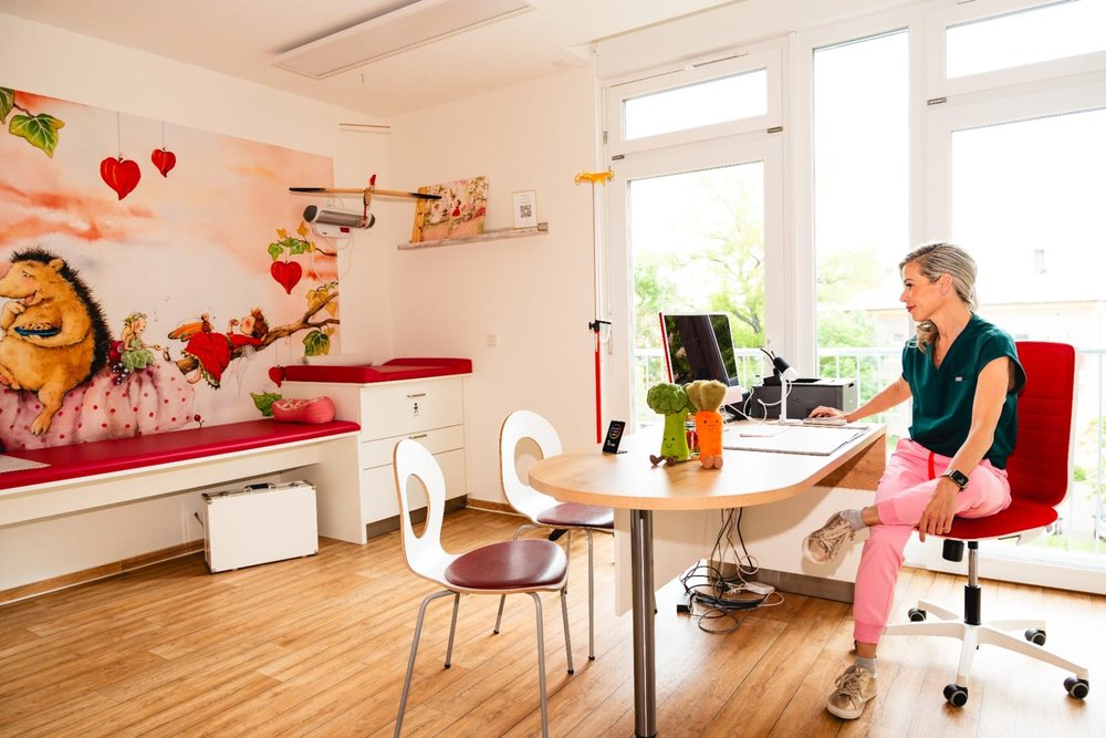 Antje Riek am Schreibtisch im Sprechzimmer